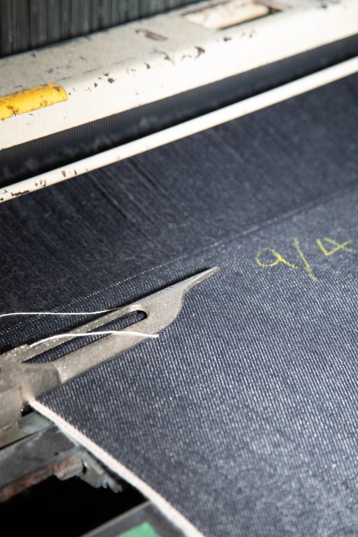 A shuttle loom laying the weft