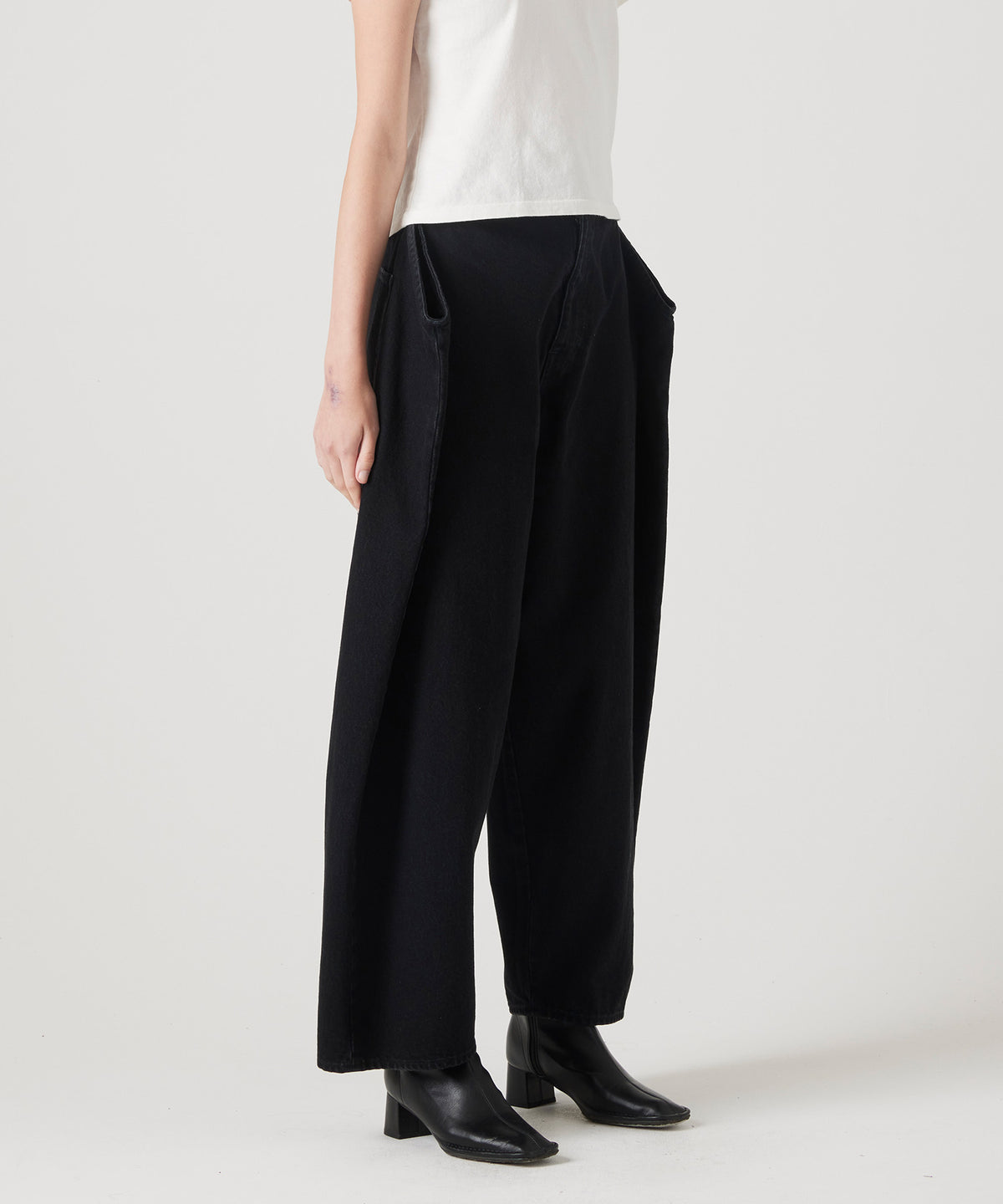 PAPER FOLDING TAPERED DENIM PANTS FADED BLACK